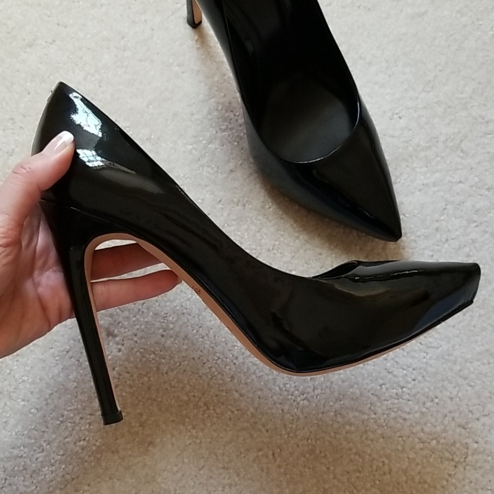 Black Pumps